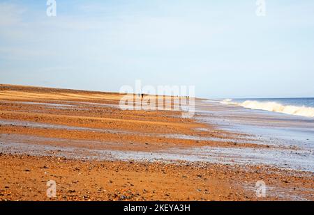 Ein Blick auf den Strand unter dem Kiesrücken bei Niedrigwasser während einer Frühlingsgezeit an der Nord-Norfolk-Küste bei Cley-Next-the-Sea, Norfolk, England, Großbritannien. Stockfoto