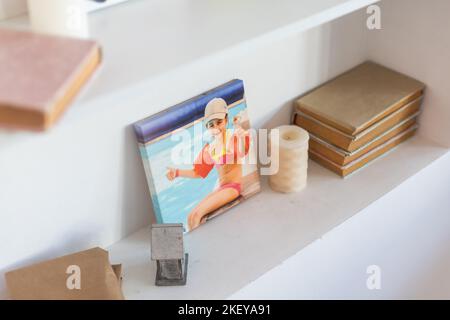 In der Galerie verpackte Leinwandfotos, die auf den Rahmen gestreckt sind. Stockfoto