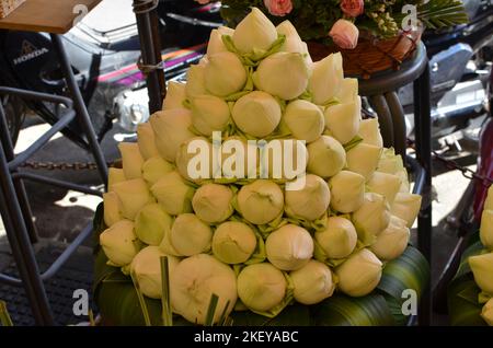 Lotusblüten Nachtmarkt in Kambodscha farbenfrohe asiatische Küche Stockfoto