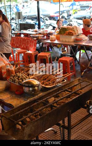 Nachtmarkt in Kambodscha farbenfrohe asiatische Küche Stockfoto