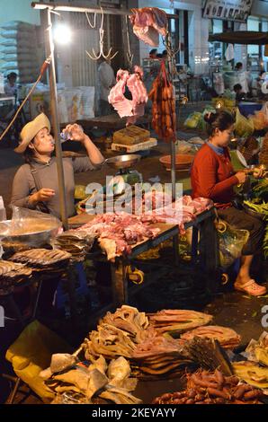 Nachtmarkt in Kambodscha farbenfrohe asiatische Küche Stockfoto