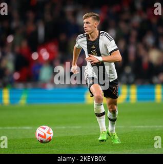 26 Sep 2022 - England gegen Deutschland - UEFA Nations League - Liga A - Gruppe 3 - Wembley Stadium Nico Schlotterbeck, Deutschlands Nationalmannschaft während des Spiels der UEFA Nations League gegen England. Picture : Mark Pain / Alamy Live News Stockfoto