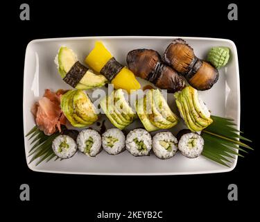 Draufsicht auf vegetarisches Sushi in weißem Teller Stockfoto