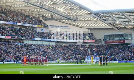 Vor dem Spiel der Premier League zwischen Brighton & Hove Albion und Aston Villa im American Express Community Stadium , Brighton , Großbritannien - 13. November 2022 Photo Simon Dack/Telephoto Images wird für Remembrance eine zweiminütige Schweigezeit eingehalten. Nur redaktionelle Verwendung. Kein Merchandising. Für Fußballbilder gelten Einschränkungen für FA und Premier League. Keine Nutzung von Internet/Mobilgeräten ohne FAPL-Lizenz. Weitere Informationen erhalten Sie von Football Dataco Stockfoto