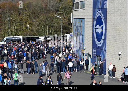 Unterstützer vor dem Stadion vor dem Premier League-Spiel zwischen Brighton & Hove Albion und Aston Villa im American Express Community Stadium , Brighton , Großbritannien - 13.. November 2022 nur zur redaktionellen Verwendung. Keine Verkaufsförderung. Für Football-Bilder gelten Einschränkungen für FA und Premier League. Keine Nutzung des Internets/Handys ohne FAPL-Lizenz - für Details wenden Sie sich an Football Dataco Stockfoto