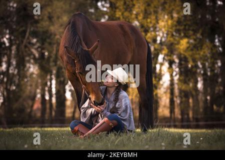 Frau und holländisches Warmblut Stockfoto