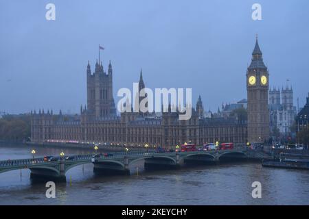 Westminster, London, Großbritannien. 15.. November 2022. Wetter in Großbritannien: Ein nasser und düsterer Start in den Tag in Westminster mit dunklem, grauem Himmel über den Houses of Parliament. In Teilen des Vereinigten Königreichs gibt es heute gelbe Wetterwarnungen bei nassem Wetter. Kredit: Celia McMahon/Alamy Live Nachrichten. Stockfoto