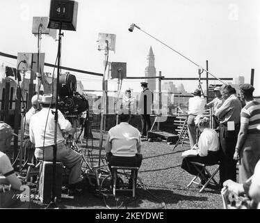 TONY CURTIS und GEORGE NADER am Drehort in Boston mit Film-/Kamerateam während der Dreharbeiten von SECHS BRÜCKEN ZUM ÜBERQUEREN von 1955 Regisseur JOSEPH PEVNEY Kameramann William H. Daniels Produzent Aaron Rosenberg Universal International Pictures (UI) Stockfoto
