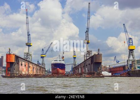 Schwimmende Trockendocks für Schiffsreparaturen im Hamburger Hafen Stockfoto