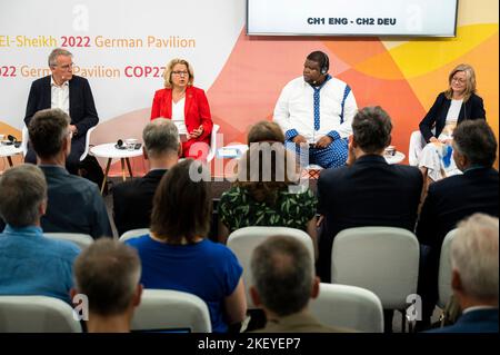 15. November 2022, Ägypten, Charm El Scheich: Stefan Wenzel (Bündnis 90/die Grünen, l-r), Parlamentarische Staatssekretärin im Bundesministerium für Wirtschaft und Klimaschutz, Svenja Schulze (SPD), Bundesministerin für wirtschaftliche Zusammenarbeit und Entwicklung, Masopha Moshoeshoe, Kommissar für Investitionen und Infrastruktur vom Präsidialamt Südafrikas, Und Christiane Laibach, Christiane Laibach, Mitglied des Vorstands der KfW, sitzen während einer Pressekonferenz im Deutschen Pavillon auf dem Klimagipfel COP27. Das Bundesministerium für Wirtschaft und Gesellschaft Stockfoto