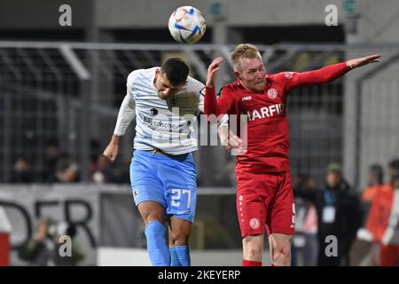 München GRUENWALDERSTADION. 14.. November 2022. Semi BELKAHIA (TSV München 1860), Action, Duelle gegen Ron BERLINSKI (Essen). Fußball 3. Liga, Spieltag 17. TSV München 1860 - Rot Weiss Essen 1-1 am 14.. November 2022 im GRUENWALDERSTADION München. DIE DFL-VORSCHRIFTEN VERBIETEN DIE VERWENDUNG VON FOTOS ALS BILDSEQUENZEN UND/ODER QUASI-VIDEO. ? Kredit: dpa/Alamy Live Nachrichten Stockfoto