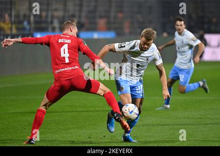 München GRUENWALDERSTADION. 14.. November 2022. Yannick DEICHMANN (München 1860), Action, Duelle gegen Felix BASTIANS (Essen) Fußball 3. Liga, Spieltag 17. TSV München 1860 - Rot Weiss Essen 1-1 am 14.. November 2022 im Münchner GRUENWALDERSTADION. DIE DFL-VORSCHRIFTEN VERBIETEN DIE VERWENDUNG VON FOTOS ALS BILDSEQUENZEN UND/ODER QUASI-VIDEO. ? Kredit: dpa/Alamy Live Nachrichten Stockfoto