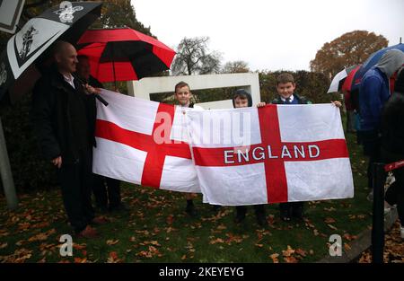 England-Fans außerhalb des St. George's Park, Burton-upon-Trent. Englands WM-Kader soll heute später nach Katar fliegen. Bilddatum: Dienstag, 15. November 2022. Stockfoto