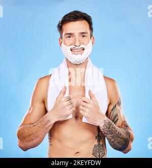 Rasur, Pflege und Hygiene mit einem Mann-Modell im Studio auf blauem Hintergrund für Körper oder Hautpflege. Porträt, Haarentfernung und Schönheit mit einem schönen Stockfoto