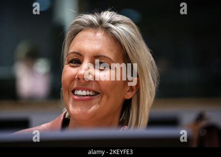 Brüssel, Region Brüssel-Hauptstadt, Belgien. 15.. November 2022. Der belgische Verteidigungsminister Ludivine Dedonter bei einem Europäischen Rat für Auswärtige Angelegenheiten (Verteidigung) am 15. November 2022 am Sitz des Europäischen Rates in Brüssel, Belgien. (Bild: © Valeria Mongelli/ZUMA Press Wire) Stockfoto