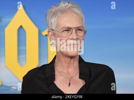 Los Angeles, USA. 14.. November 2022. Jamie Lee Curtis kommt bei der GLASZWIEBEL an: Eine „KNIVES OUT MYSTERY“-Premiere, die am Montag, dem 14. November 2022, im Academy Museum of Motion Picturs in Los Angeles, CA, stattfand. (Foto: Sthanlee B. Mirador/Sipa USA) Quelle: SIPA USA/Alamy Live News Stockfoto