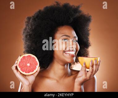 Schönheit, Hautpflege und Grapefruit mit Porträt einer schwarzen Frau für Vitamin C, Ernährung und Gesundheit. Wellness, Ernährung und Zitrusfrüchte Produkt mit Mädchen Modell Stockfoto