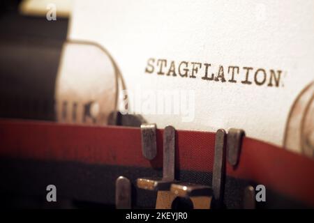 Stagflation geschrieben mit einer Schreibmaschine. Stockfoto