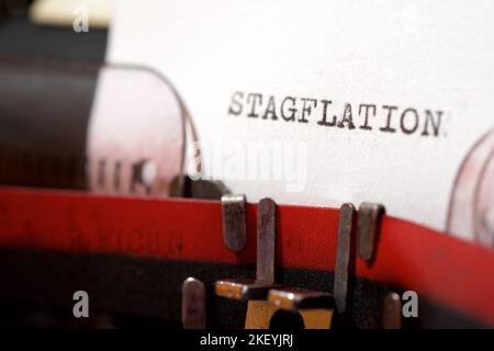 Stagflation geschrieben mit einer Schreibmaschine. Stockfoto