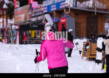Sheregesh, Russland. 24.02.2022. Eröffnung der Skisaison im Ferienort Sheregesh. Hochwertige Fotos. Hochwertige Fotos Stockfoto