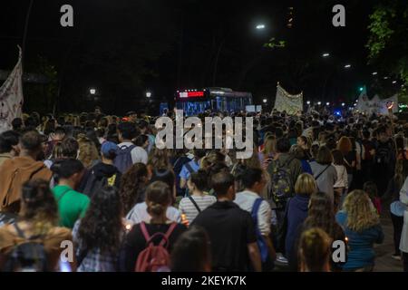 Buenos Aires, Argentinien. 14.. November 2022. Die Gesundheitsversammlung, Bewohner und Besucher der Krankenhäuser der Stadt Buenos Aires fordern dringend eine Gehaltsumstellung, indem sie einen nachtmarsch mit Laternen und Kerzen unter dem Motto durchführt, dass die Gesundheit nicht ausgeht. Sie streiken seit der neunten Woche. (Bild: © Esteban Osorio/Pacific Press via ZUMA Press Wire) Stockfoto