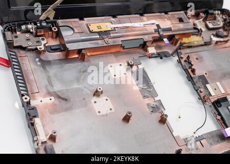 Nahaufnahme des zerlegten Laptops Konzept für die elektronische Wiederverwendung und Verwertung von Abfällen. Alte E-Abfallvorrichtung bereit für das Recycling. Stockfoto