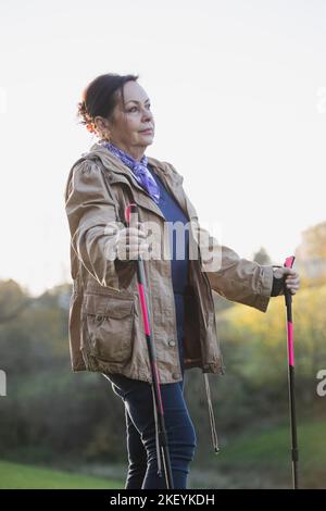 Porträt einer älteren Dame, die auf dem Land spaziert Stockfoto