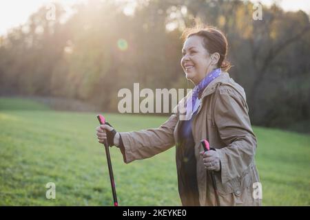 Porträt einer älteren Dame, die auf dem Land spaziert Stockfoto