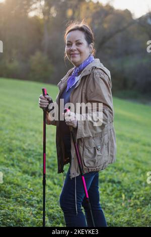 Porträt einer älteren Dame, die auf dem Land spaziert Stockfoto