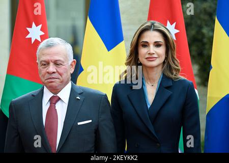 König Abdullah II. Und Königin Rania während der offiziellen Begrüßungszeremonie im Al Husseiniya Palast in Amman, Jordanien, am 15. November 2022. Schwedens Stockfoto