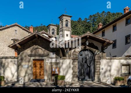 Der Eingang zur Heiligen Eremitage von Camaldoli, Arezzo, Italien, an einem sonnigen Tag Stockfoto