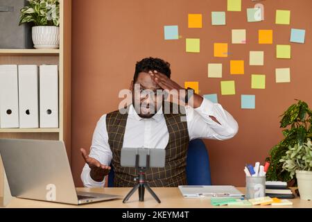 Schockiert emotional Geschäftsmann im Gespräch mit Kollegen in Online-Meeting Stockfoto