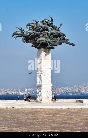 Izmir, Türkei - Oktober 2022: Statue des Baums der Republik oder Denkmal des Baums der Republik auf dem Gundogdu-Platz in Alsancak und Konak in Izmir, Türkei. Stockfoto