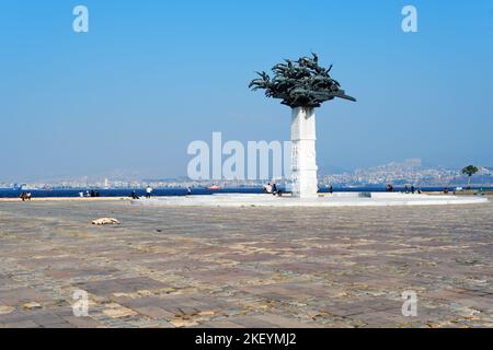 Izmir, Türkei - Oktober 2022: Statue des Baums der Republik oder Denkmal des Baums der Republik auf dem Gundogdu-Platz in Alsancak und Konak in Izmir, Türkei. Stockfoto