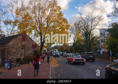 New Hope, PA, USA - 5. Nov 2022: Verkehrsstaus an der Main Street in New Hope, PA, einem beliebten Touristenziel in einer Kleinstadt an einem Herbsttag. Stockfoto