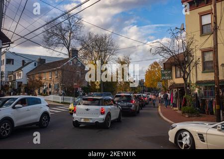 New Hope, PA, USA - 5. Nov 2022: Verkehrsstaus an der Main Street in New Hope, PA, einem beliebten Touristenziel in einer Kleinstadt an einem Herbsttag. Stockfoto