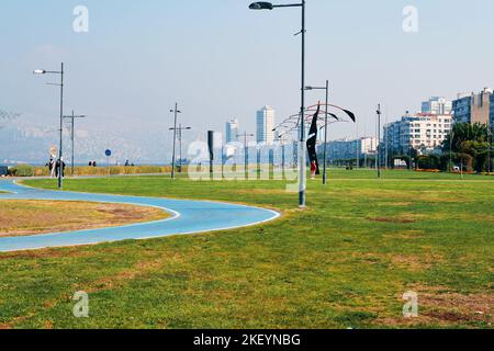 Izmir, Türkei - Oktober 2022: Radweg oder Straße im Izmir Kordon Park in Alsancak, Izmir, Türkei. Stockfoto