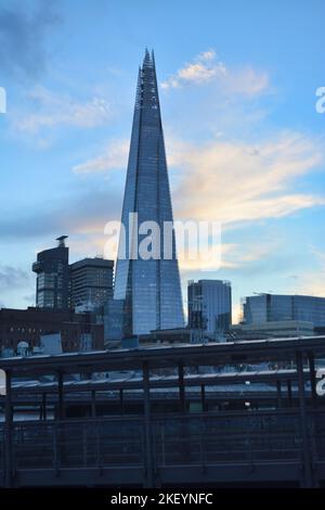 Der Shard, auch Shard of Glass, Shard London Bridge und früher London Bridge Tower genannt, ist ein 95-stöckiges Hochhaus - London, England, 3 Augu Stockfoto