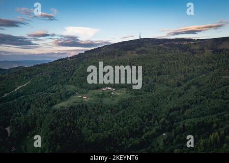 Blick von der Stadt Szczyrk auf dem Berg Skrzyczne, dem höchsten Gipfel der schlesischen Beskiden, der Gemeinde Bielsko, der Woiwodschaft Schlesien in Südpolen Stockfoto