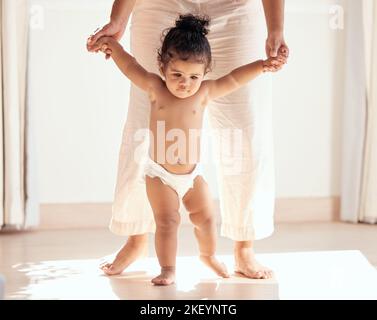 Entwicklung von Kindern, Mutter und Unterrichten von Babys, Gehen und Unterstützung von Kindern für die Bindung. Liebe, Kindheit und Mama mit Kleinkind, erste Schritte und Wachstum Stockfoto