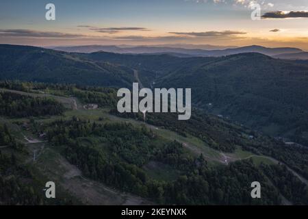Landschaft in der Stadt Szczyrk in den schlesischen Beskiden-Bergen, Kreis Bielsko, Woiwodschaft Schlesien in Südpolen Stockfoto
