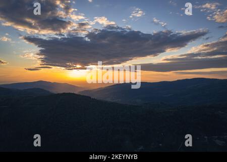 Sonnenuntergang über den schlesischen Beskiden-Bergen in der Stadt Szczyrk, Kreis Bielsko, Woiwodschaft Schlesien in Südpolen Stockfoto