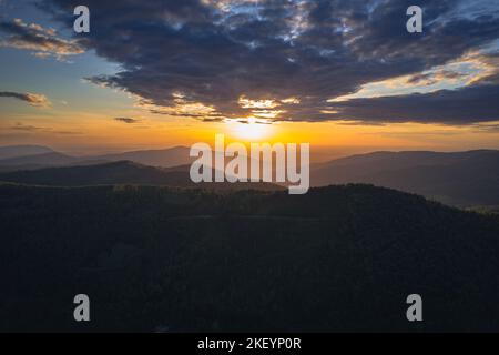 Sonnenuntergang über den schlesischen Beskiden-Bergen in der Stadt Szczyrk, Kreis Bielsko, Woiwodschaft Schlesien in Südpolen Stockfoto