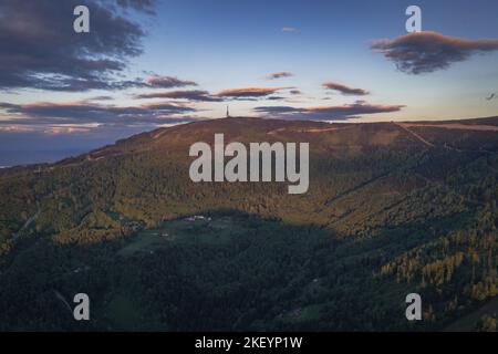 Blick von der Stadt Szczyrk auf dem Berg Skrzyczne, dem höchsten Gipfel der schlesischen Beskiden, der Gemeinde Bielsko, der Woiwodschaft Schlesien in Südpolen Stockfoto