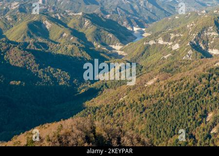 Panoramablick vom Gipfel des Monte Penna, auf die umliegenden Berge, zwischen der Toskana und der Emilia Romagna, Italien, mit dem See und den Ridracoli d Stockfoto