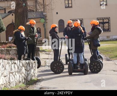 Krakau. Krakau. Polen. Gruppe von Touristen auf Segways mit Führer. Stockfoto