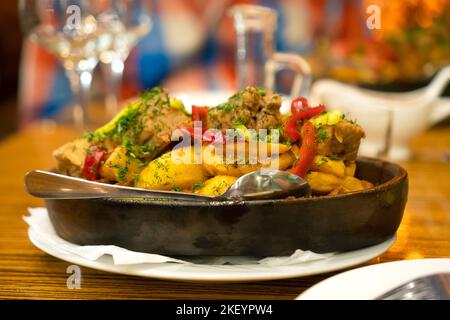 Nahaufnahme des georgischen Nationalgerichtes Ojakhuri mit Fleisch und Gemüse in Ketsi auf dem Tisch im Restaurant. Selektiver Fokus Stockfoto