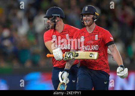 MELBOURNE, AUSTRALIEN - 13. NOVEMBER: Ben Stokes und Liam Livingstone feiern, als England am T20 13. November 2022 in Melbourne, Australien, das ICC Men's World Cup Final Match zwischen Pakistan und England auf dem Melbourne Cricket Ground gewann Stockfoto