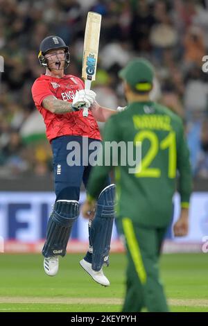 MELBOURNE, AUSTRALIEN - 13. NOVEMBER: Ben Stokes feiert den Sieg in den Rennen, als England am T20 13. November 2022 das ICC Men's World Cup Final Match zwischen Pakistan und England auf dem Melbourne Cricket Ground in Melbourne, Australien, gewinnt Stockfoto