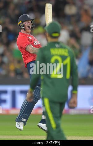 MELBOURNE, AUSTRALIEN - 13. NOVEMBER: Ben Stokes feiert den Sieg in den Rennen, als England am T20 13. November 2022 das ICC Men's World Cup Final Match zwischen Pakistan und England auf dem Melbourne Cricket Ground in Melbourne, Australien, gewinnt Stockfoto